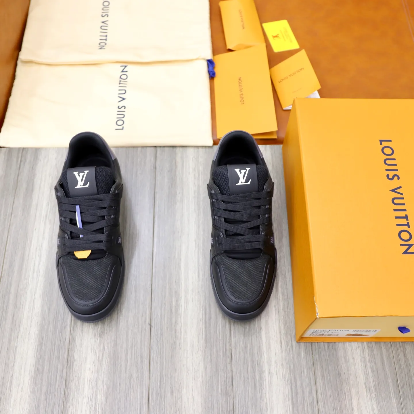 Ex-factory price: 780💰Original development, quality shipping, welcome to compare ❥❥❥❥❥❥LV sneaker series LV Trainer Maxi sneakers introduce the loose silhouette of the ready-to-wear series into the LV Trainer sneaker design written by Virgil Abloh, making an eye-catching appearance in the spring and summer men's wear shows. The cow leather upper is combined with rough fabric laces, and colorful beading highlights the brand's classic elements. LV letters mark the tongue and Monogram floral outsole. Mixed materials Made of first-layer cowhide, wrapped in imported custom-printed denim, thick shoelace design, large Monogram print on the side, "lv 54" badges on the tongue and heel, rubber outsole decorated with Monogram flowers, mesh lining and cotton feet, the comfort is as extreme as ever, premium heritage, quality first, worth owning! Size: 35-40 for women, 39-44 for men (custom-made sizes 38 and 45 are non-refundable)